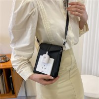 PU バッグ女性のための 2022 新しいニッチデザインスイッチソケットバッグ対照的な色のシングルショルダークロスボディバッグ