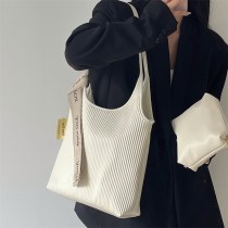 女性のための大容量トートバッグ 2024 新しいニッチデザインプリーツハンドバッグパーソナライズされた通勤ショルダーバッグ